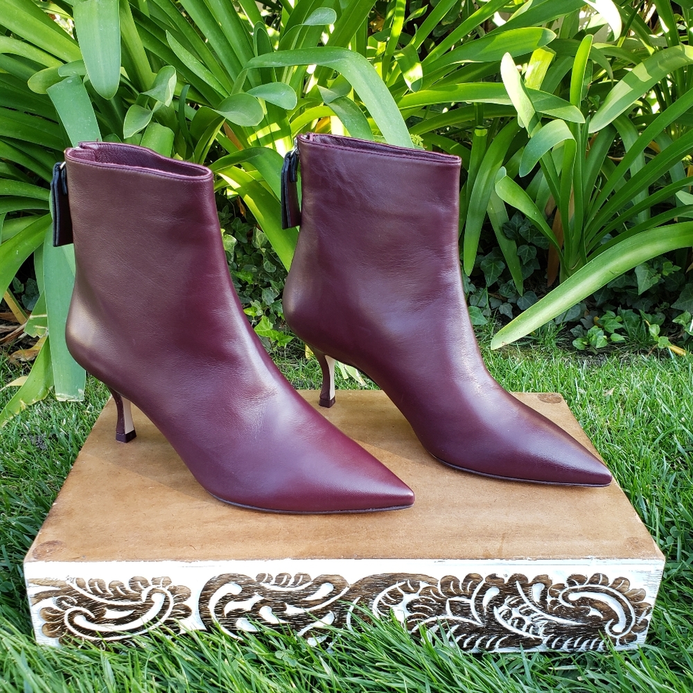 Gorgeous Stuart Weitzman Retro Inspired Booties - Picture 5 of 8